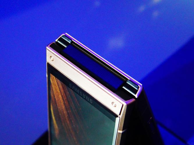 ="sk6niiskjb2c">samsung w2019采用了翻盖造型和内外双触控屏的设计